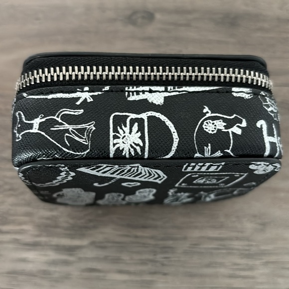 Henri Bendel small zip around pouch (zipper is hard to zip) - Picture 4 of 9